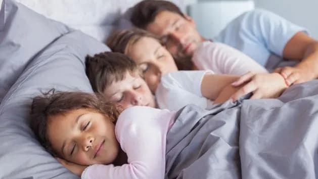 Jak długo dziecko śpi z rodzicami? Odkryj kluczowe zalecenia