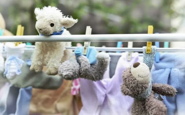 Jak wyczyścić dużego pluszowego misia bez ryzyka uszkodzeń