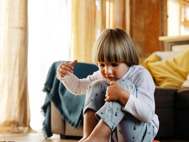 Jak pomóc dziecku z tikami nerwowymi i poprawić jego komfort emocjonalny