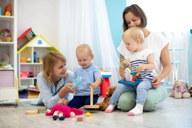 Ile dzieci przypada na jednego opiekuna w żłobku? Ważne przepisy i normy