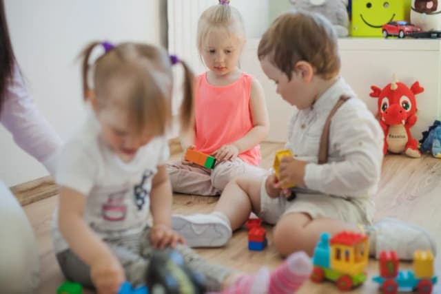 Ile godzin dziecko może być w żłobku? Poznaj ważne zasady i limity