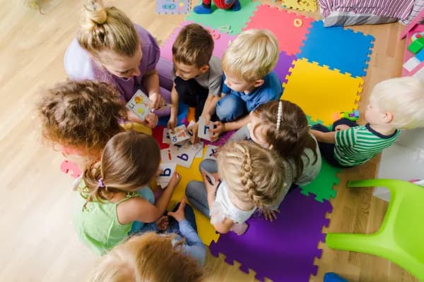 Ile godzin pracuje opiekunka w żłobku? Poznaj prawdę o godzinach pracy