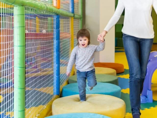 Ile zarabia opiekunka do 3 dzieci? Zaskakujące fakty o wynagrodzeniu